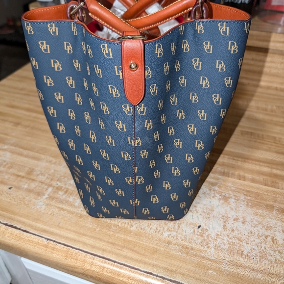 Purse,pants & face merchandise - Picture 4 of 16